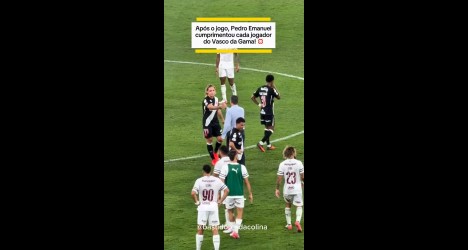 Foto da reportagem sobre o Vasco da Gama: Pedro Emanuel cumprimenta o elenco do Vasco um a um no Maracanã